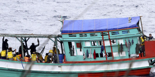 Fischerboot mit Flüchtlingen aus Vietnam (Archiv) Fischerboot mit Flüchtlingen aus Vietnam (Archiv)