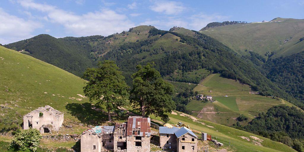 Am Fusse des Monte Generoso liegt die Ruine des ehemaligen Zweitwohnsitzes der Familie Cantoni aus dem 18. Jahrhundert.