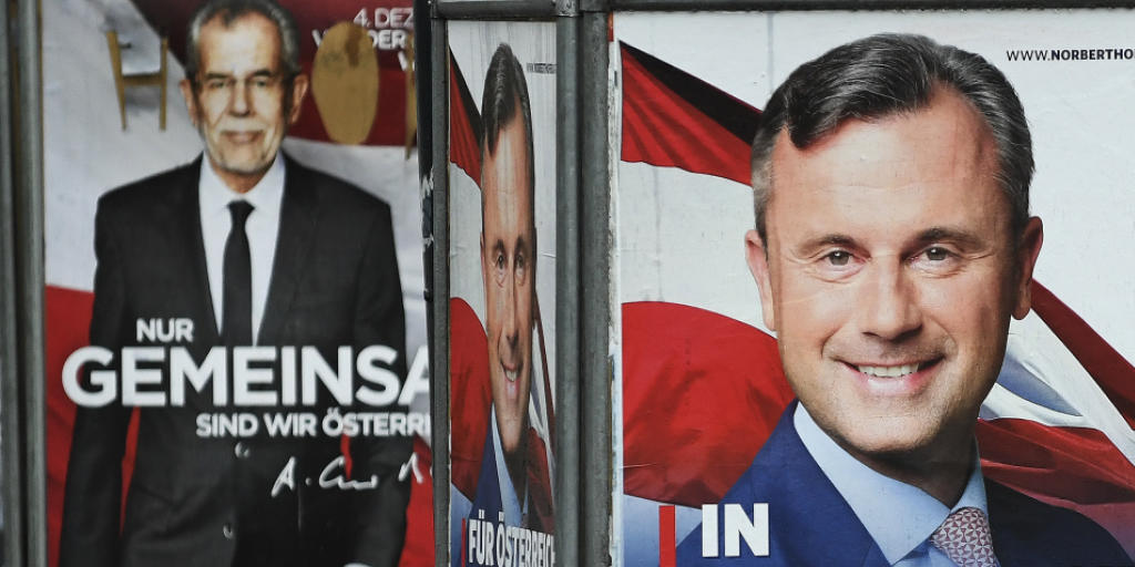 Ein weiteres Mal wählen Österreicherinnen und Österreicher einen neuen Staatspräsidenten: Die Kandidaten Alexander van der Bellen (Plakat hinten) und Norbert Hofer lieferten sich im Vorfeld ein erstes TV-Duell. Weil es schon der vierte Wahlanlauf ist, gab es kaum neue Inhalte. Ein weiteres Mal wählen Österreicherinnen und Österreicher einen neuen Staatspräsidenten: Die Kandidaten Alexander van der Bellen (Plakat hinten) und Norbert Hofer lieferten sich im Vorfeld ein erstes TV-Duell. Weil es schon der vierte Wahlanlauf ist, gab es kaum neue Inhalte.
