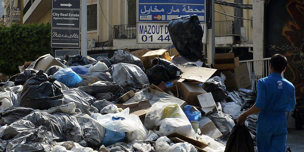 Die Müllberge schmoren in der Sommerhitze - der Gestank in Beirut ist kaum unerträglich.