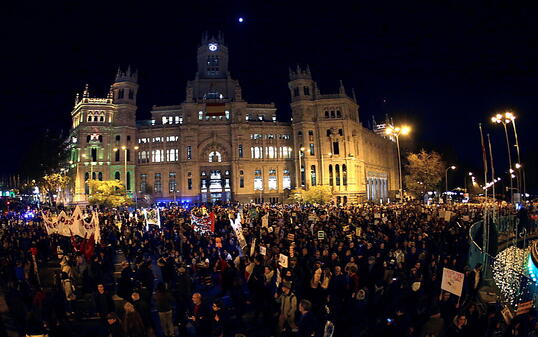 Der Demonstrationszug setzte sich am Madrider Bahnhof Atocha in Bewegung. Aktivisten hielten Plakate mit Aufschriften wie "Ohne einen Planeten gibt es keine Zukunft".