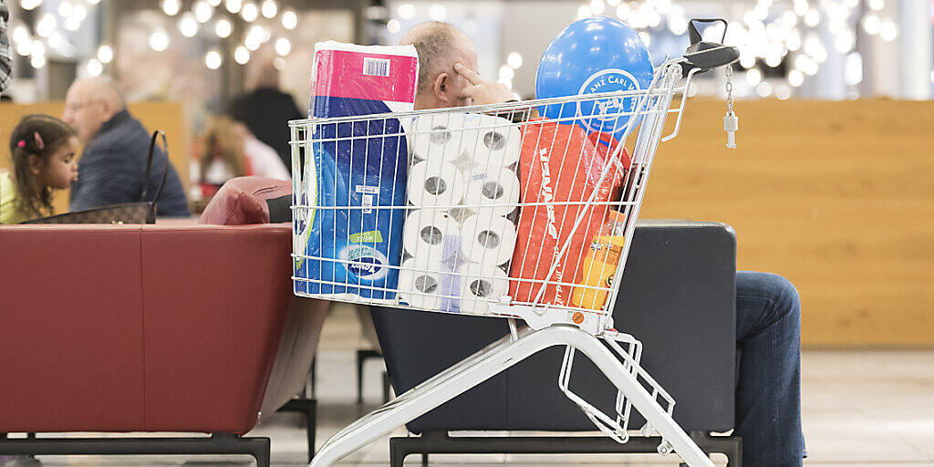 Die Corona-Pandemie treibt den Absatz von Klopapier in Deutschland nach oben. Die Verkaufszahlen lagen in der vergangenen Woche fast doppelt so hoch wie im Durchschnitt der Vorkrisen-Monate August 2019 bis Januar 2020. (Symbolbild) Die Corona-Pandemie treibt den Absatz von Klopapier in Deutschland nach oben. Die Verkaufszahlen lagen in der vergangenen Woche fast doppelt so hoch wie im Durchschnitt der Vorkrisen-Monate August 2019 bis Januar 2020. (Symbolbild)