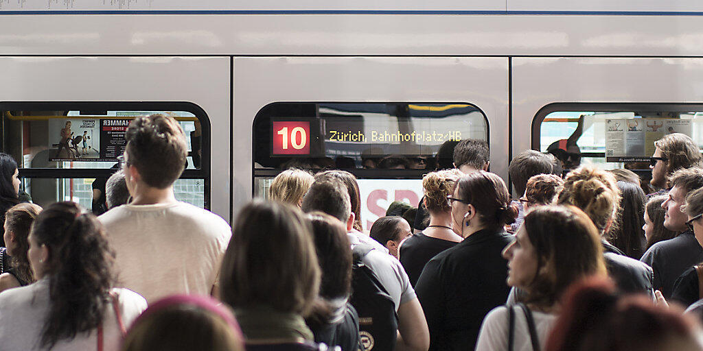 Immer noch viele ausl&auml;ndische Arbeitnehmende kommen zum Arbeiten in die Schweiz. (Themenbild)