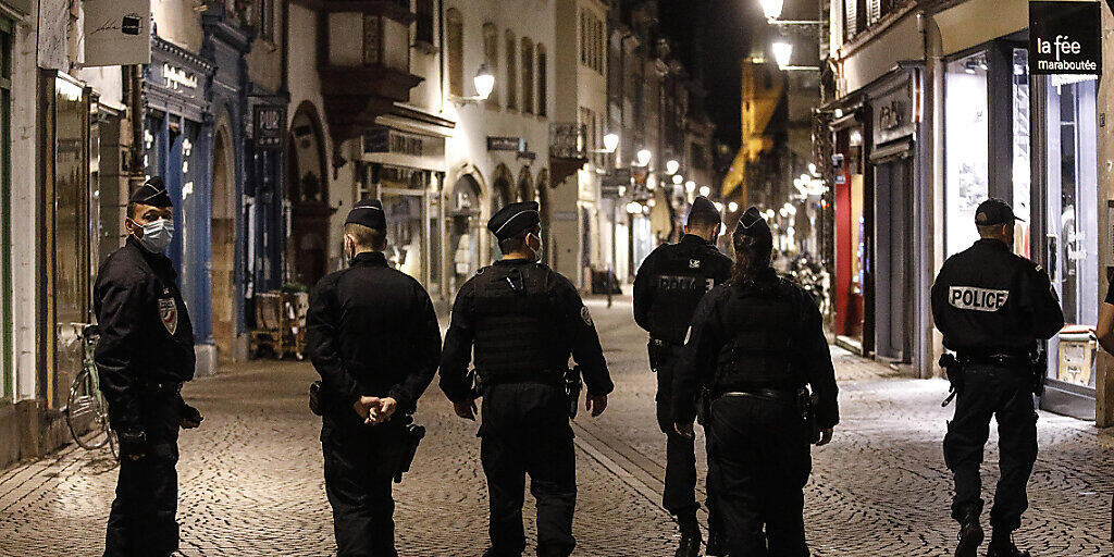 Polizisten patrouillen im Stadtzentrum von Straßburg zur Durchsetzung der Ausgangssperre. Foto: Jean-Francois Badias/AP/dpa Polizisten patrouillen im Stadtzentrum von Straßburg zur Durchsetzung der Ausgangssperre. Foto: Jean-Francois Badias/AP/dpa