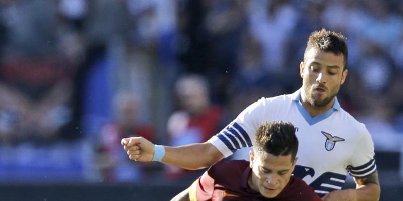 Lazios Felipe Anderson (rechts) und Romas Juan Iturbe im Duell Lazios Felipe Anderson (rechts) und Romas Juan Iturbe im Duell