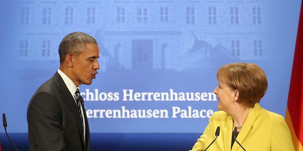 Freundschaftliche Begegnung: US-Präsident Barack Obama (links) und die deutsche Kanzlerin Angela Merkel reichen sich nach der Medienkonferenz die Hände. Freundschaftliche Begegnung: US-Präsident Barack Obama (links) und die deutsche Kanzlerin Angela Merkel reichen sich nach der Medienkonferenz die Hände.