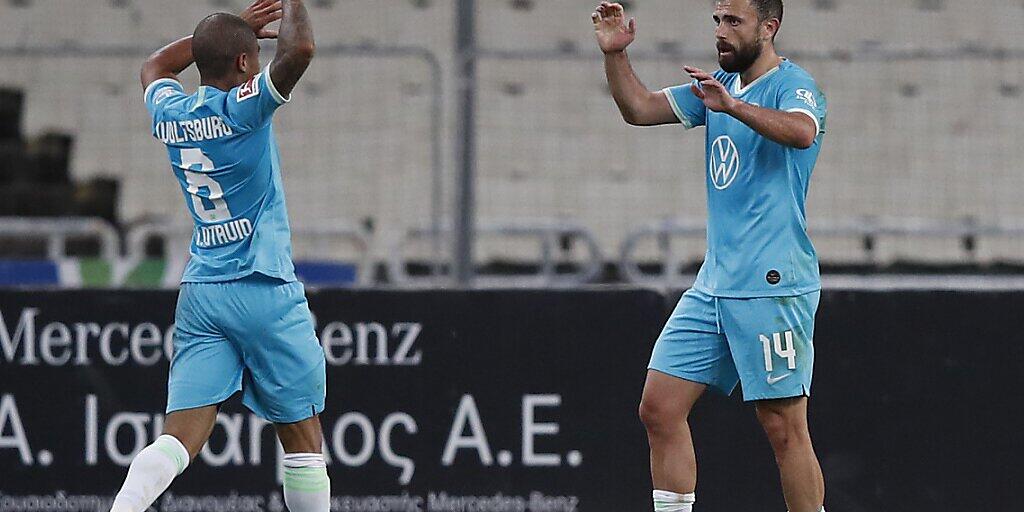 Hier sah es für Wolfsburg noch gut aus: Admir Mehmedi (rechts) hat unmittelbar vor der Pause das 1:0 erzielt. Der Brasilianer Otavio freut sich mit dem Schweizer