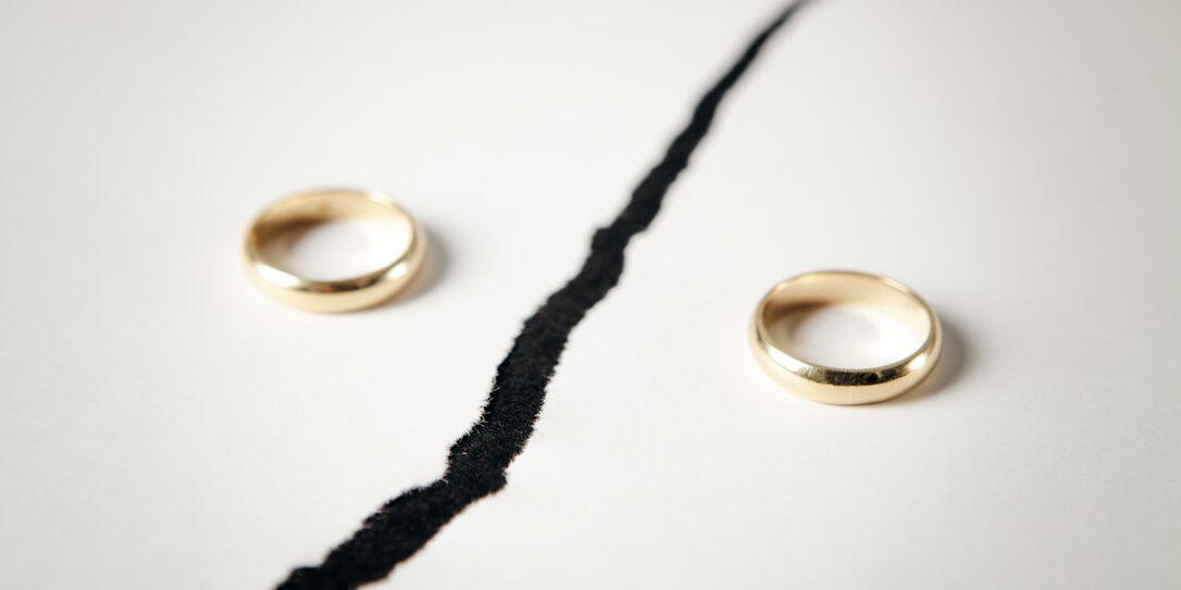 wedding rings on a white background with a black line.