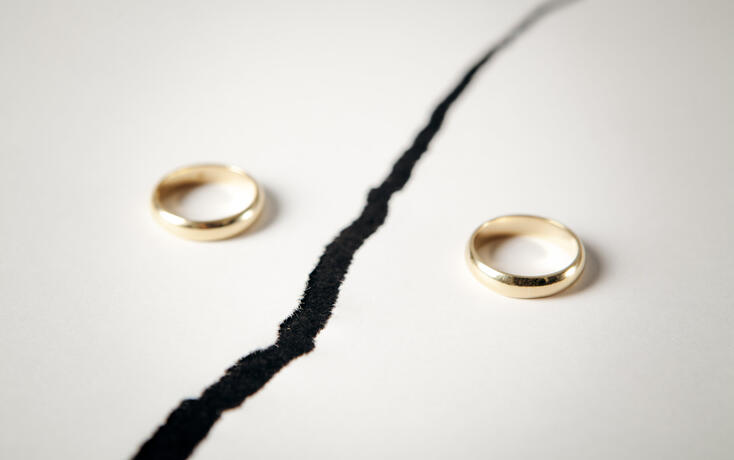 wedding rings on a white background with a black line.