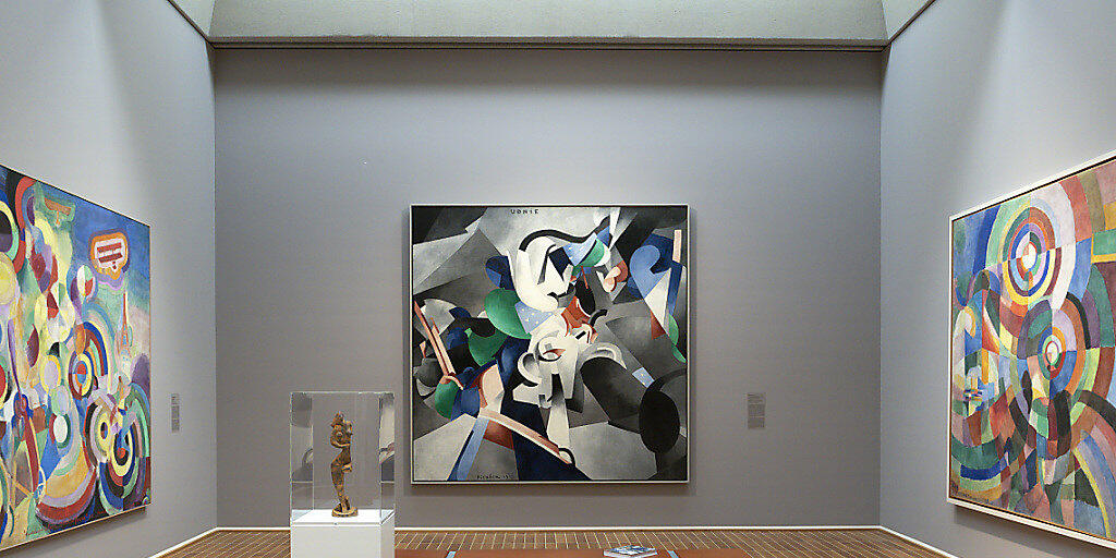 Die Gemälde "Hommage an Blériot" von Robert Delaunay, "Udnie" von Francis Picabia und "Elektrische Prismen" von Sonja Delaunay (von links nach rechts) in der Ausstellung "Kosmos Kubismus. Von Picasso bis Léger" im Kunstmuseum Basel; im Vordergrund der "Tänzer "von Alexander Archipenko. Die Gemälde "Hommage an Blériot" von Robert Delaunay, "Udnie" von Francis Picabia und "Elektrische Prismen" von Sonja Delaunay (von links nach rechts) in der Ausstellung "Kosmos Kubismus. Von Picasso bis Léger" im Kunstmuseum Basel; im Vordergrund der "Tänzer "von Alexander Archipenko.