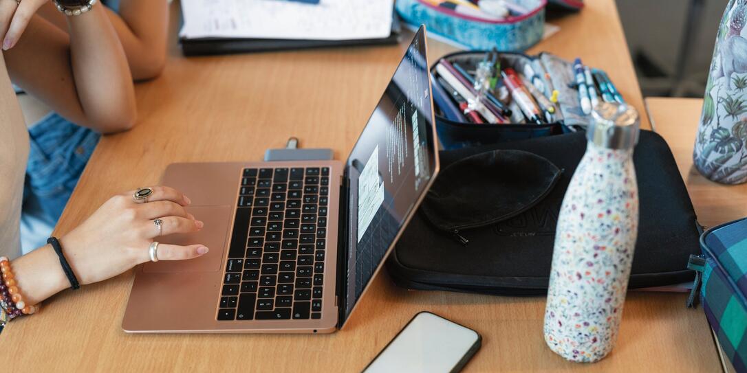 RUDOLF STEINER SCHULE, RUDOLF STEINER SCHULE ST. GALLEN, PRIVATSCHULE, ANTROSOPHIE, WALDORFPAEDAGOGIK, WALDORFSCHULE, BIOLOGIE, BIOLOGIEUNTERRICHT, LAPTOP, KLASSENZIMMER, TRINKFLASCHE, ETUI, OBERSTUFE, 10.-12. KLASSE,