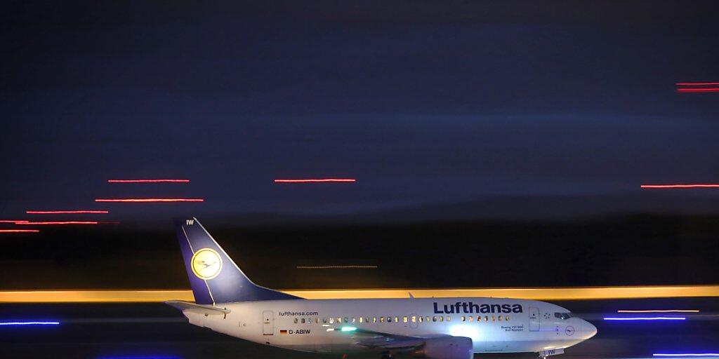 Eine Maschine der Lufthansa landet in Frankfurt: Das Passagiervolumen an deutschen Flughäfen ist gestiegen (Archivbild).
