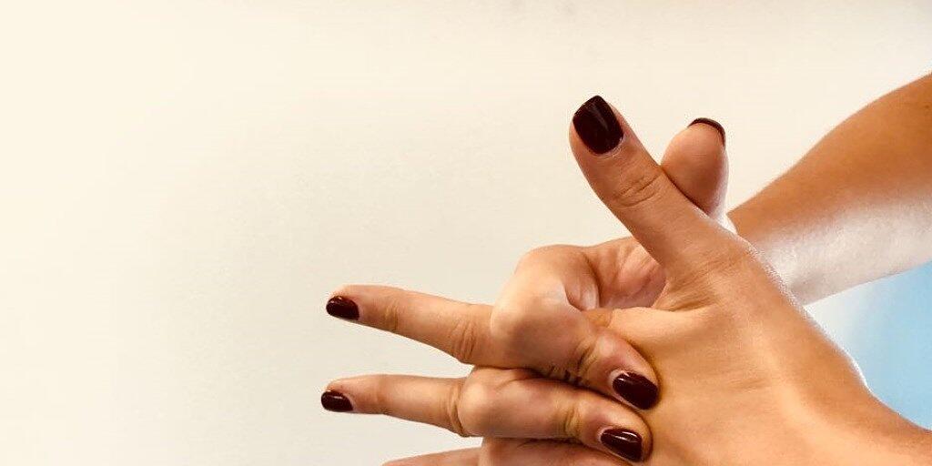 Fingerknacken ist laut Studien medizinisch gesehen weder nützlich noch schädlich. (Symbolbild)