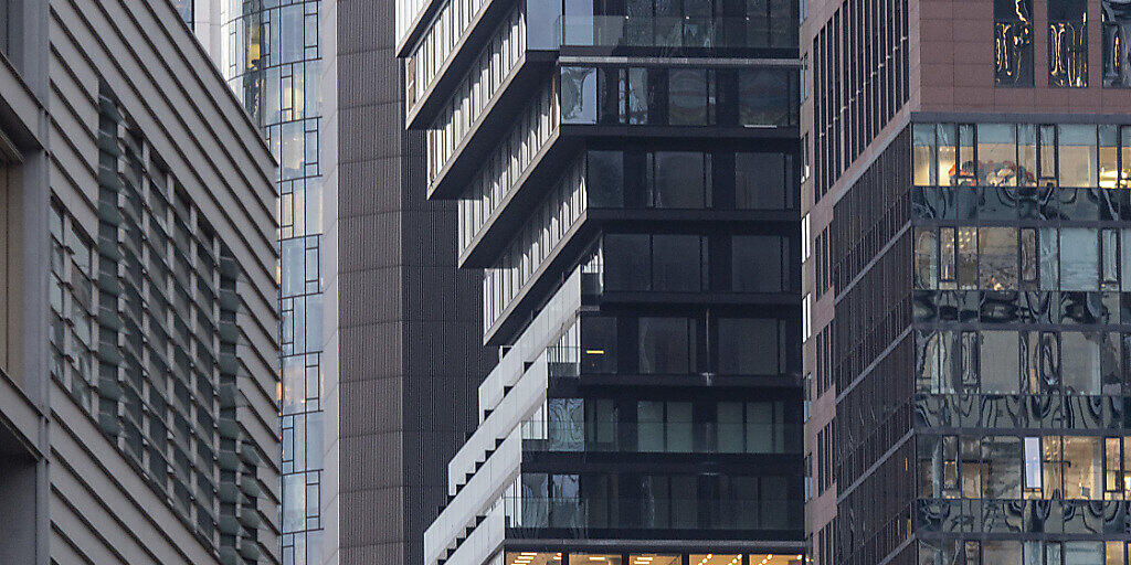 ARCHIV - Mit seinem charakteristischen Knick in der Fassade sticht der Omniturm zwischen den Hochhäusern in der Innenstadt hervor. Ein Neubau im Frankfurter Bankenviertel steht im Finale des Internationalen Hochhauspreises. Foto: Boris Roessler/dpa