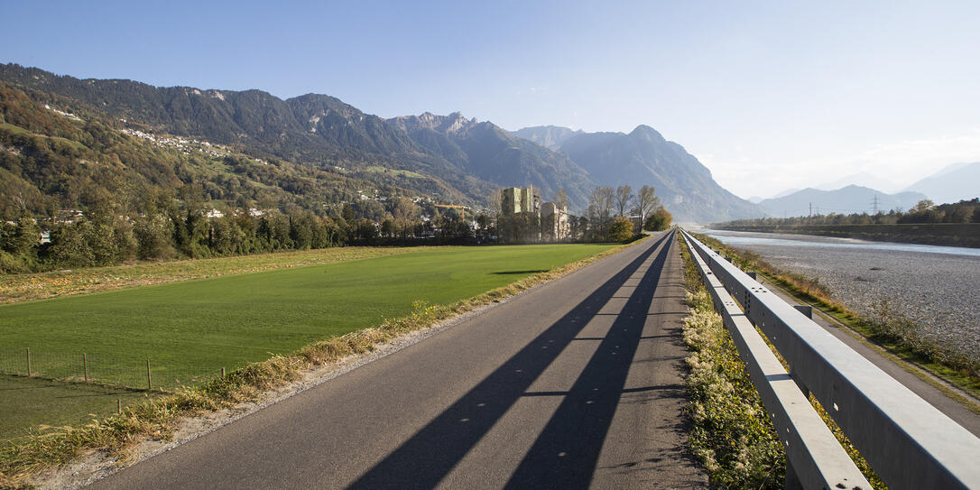 Rheindamm in Vaduz