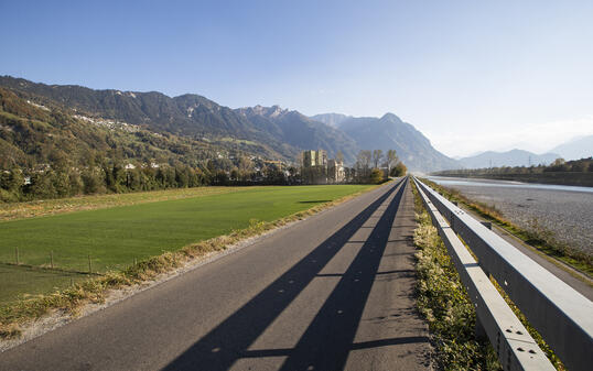 Rheindamm in Vaduz