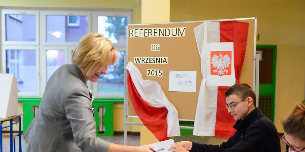 Eine polnische Wählerin gibt in Poznan ihre Stimme ab: Das Referendum ist rechtlich nicht verbindlich - bei einer Annahme muss sich jedoch das Parlament dem Thema annehmen. Eine polnische Wählerin gibt in Poznan ihre Stimme ab: Das Referendum ist rechtlich nicht verbindlich - bei einer Annahme muss sich jedoch das Parlament dem Thema annehmen.