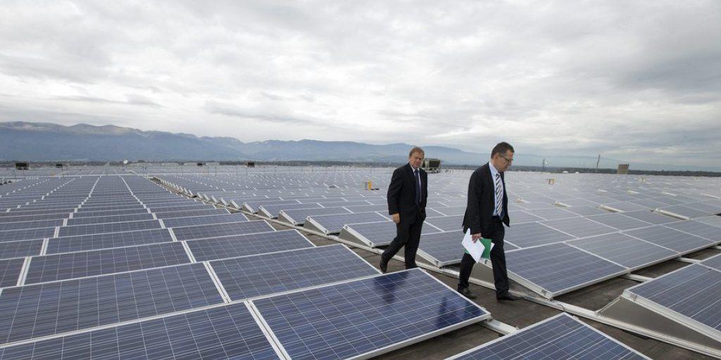 Geht es nach dem Willen des Bundesrates, sollen Fördergelder für erneuerbare Energien - hier eine Solaranlage auf dem Dach des Palexpo-Komplexes in Genf - durch Lenkungsabgaben ersetzt werden (Symbolbild).