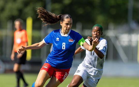 Liechtensteins Nummer 8, Sophia Hürlimann beim Handshake am letzten Freitag in der Women’s Nation League in Armenien und im letzten Sommer im Freundschaftsspiel
