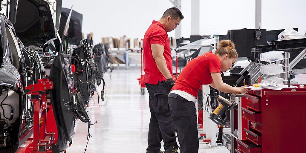 Der US-Bundesstaat Kalifornien verbietet ab 2035 Autos mit Verbrennungsmotor. Im Bild die Produktion von Tesla-Elektroautos im kalifornischen Fremont. (Archivbild) Der US-Bundesstaat Kalifornien verbietet ab 2035 Autos mit Verbrennungsmotor. Im Bild die Produktion von Tesla-Elektroautos im kalifornischen Fremont. (Archivbild)