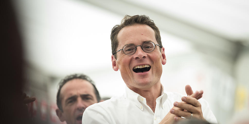 Polit-Neuling Roger Köppel (SVP/ZH) zieht an den altgedienten bisherigen SVP-Nationalräten vorbei. (Archiv)