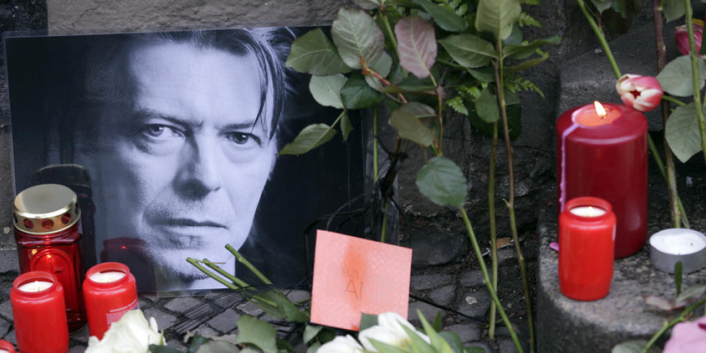 Trauerstätte vor dem Gebäude in Berlin, in dem David Bowie einst wohnte. Die Strasse, an der das Haus steht, soll nach dem Musiker umbenannt werden.