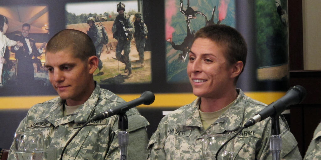 Shaye Haver (rechts) und Kristen Griest schaffen als erste Frauen die Eliteausbildung der US-Armee Shaye Haver (rechts) und Kristen Griest schaffen als erste Frauen die Eliteausbildung der US-Armee