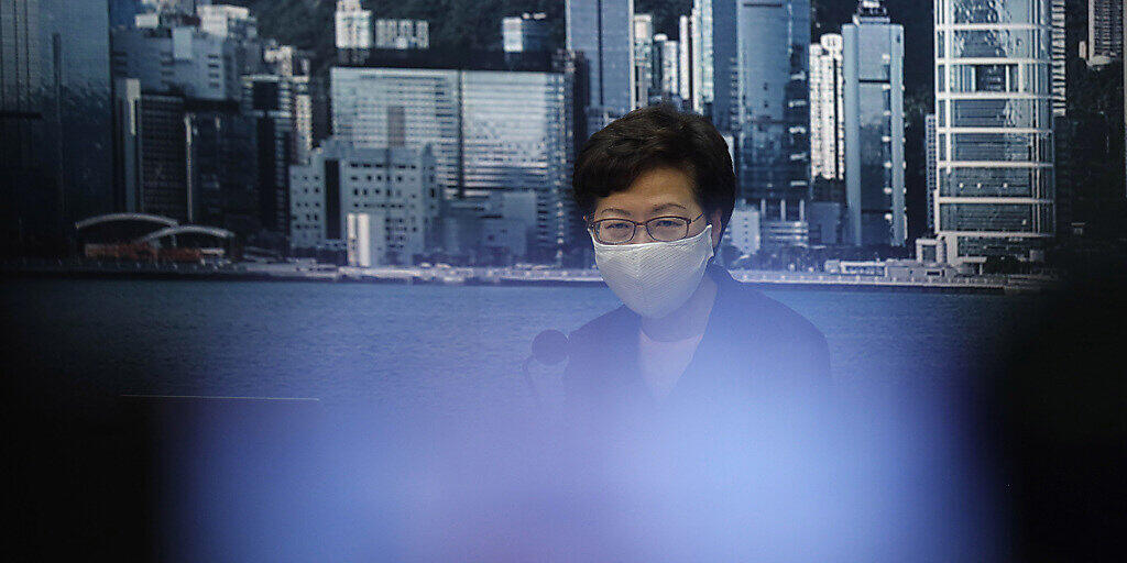 Hongkongs Regierungschefin Carrie Lam hat die für September geplante Parlamentswahl verschoben. Foto: Kin Cheung/AP/dpa