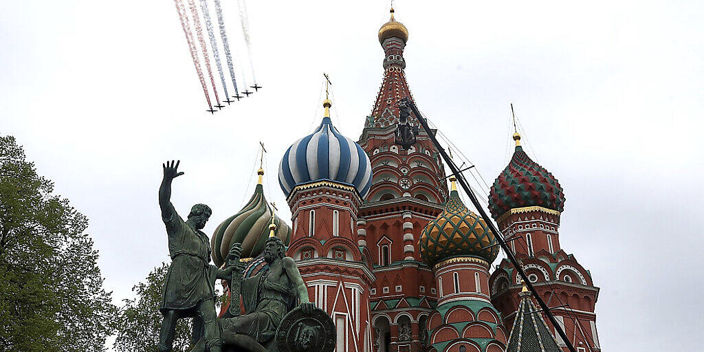 Flugzeuge der russischen Luftwaffe fliegen während einer Militärparade über die Moskauer Basilius-Kathedrale. Foto: Alexei Druzhinin/Kremlin Pool/Planet Pix via ZUMA Wire/dpa Flugzeuge der russischen Luftwaffe fliegen während einer Militärparade über die Moskauer Basilius-Kathedrale. Foto: Alexei Druzhinin/Kremlin Pool/Planet Pix via ZUMA Wire/dpa