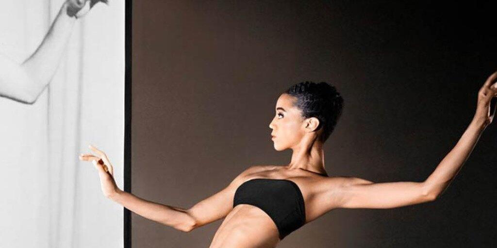 Im Film-Tanz-Theater-Projekt "Dixit" des Béjart Ballets Lausanne treten Tänzer von heute mit dem vor zehn Jahren verstorbenen Maurice Béjart in Dialog - respektive mit Archivaufnahmen von ihm. (Pressebild)