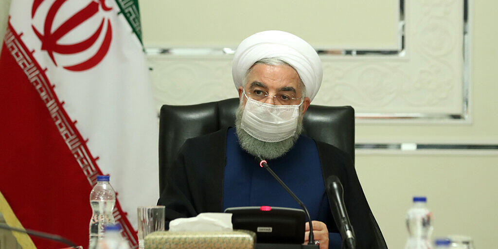 HANDOUT - Hassan Ruhani, Präsident des Iran, trägt einen Mundschutz während er eine Sitzung des Nationalen Komitees zur Bekämpfung des Coronavirus leitet. Foto: -/Iranian Presidency/dpa - ATTENTION: editorial use only and only if the credit mentioned above is referenced in full