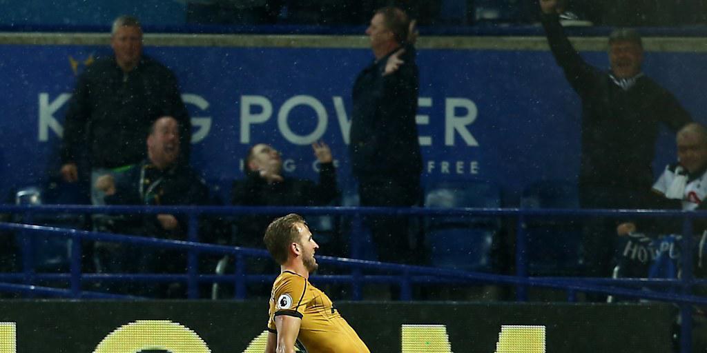 Tottenhams Vierfachtorschütze Harry Kane lässt sich von den Fans feiern