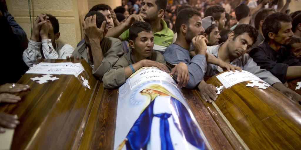 Nach dem Angriff auf christliche Kopten in &Auml;gypten wurden die ersten der 28 Toten beerdigt. Die &auml;gyptische Luftwaffe griff derweil Ausbildungscamps von Dschihadisten im Nachbarland Libyen aus der Luft an.