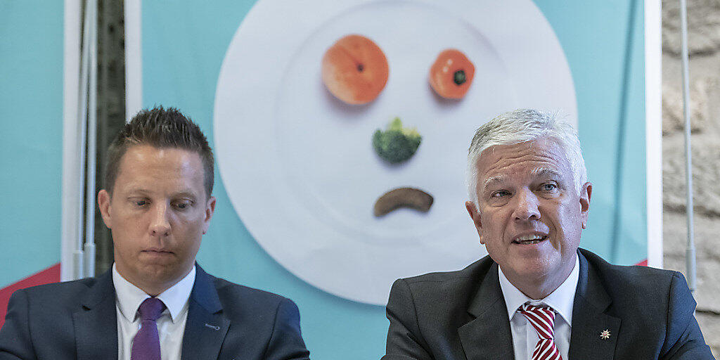 SVP-Nationalrat Christian Imark (SO), links, und GastroSuisse-Direktor Daniel Borner halten nichts von neuen Vorschriften in der Nahrungsmittelproduktion. Sie stellen sich gegen die Agrarinitiativen, über die am 23. September abgestimmt wird.
