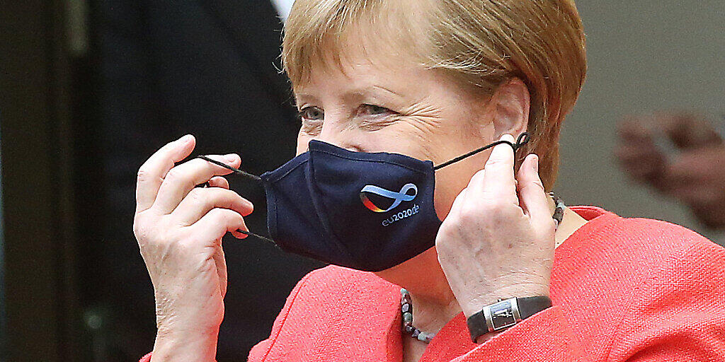 dpatopbilder - Bundeskanzlerin Angela Merkel (CDU) nimmt im Bundesrat ihre Mund- und Nasenschutzmaske ab, bevor sie eine Rede zu Zielen der EU-Ratspräsidentschaft hält. Foto: Wolfgang Kumm/dpa