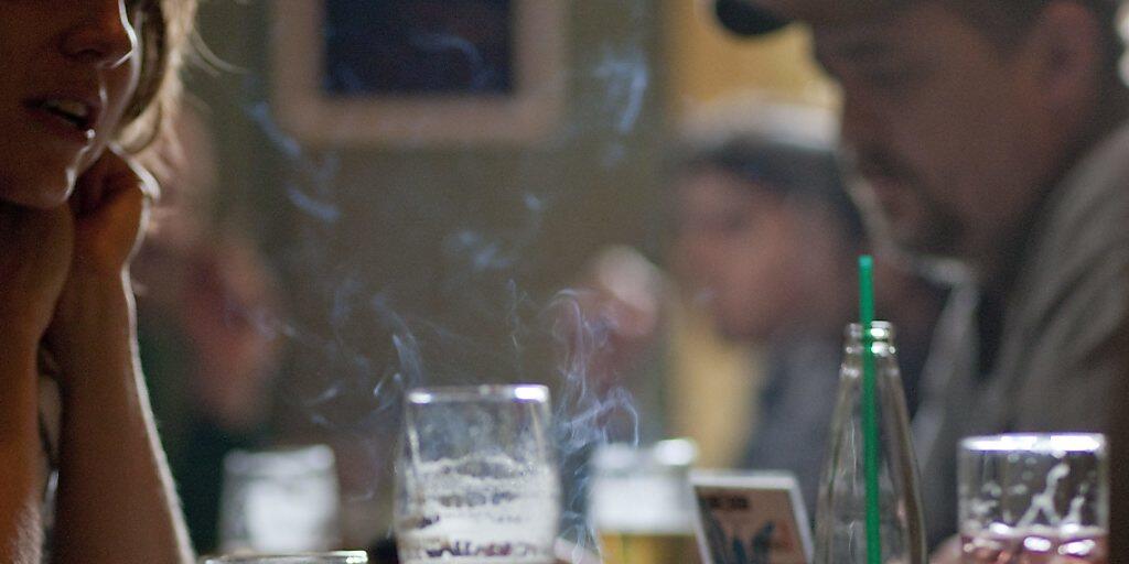 E-Zigaretten-Rauchen soll gemäss Zürcher Kantonsräten beim Jugendschutz bald gleich streng ausgelegt werden wie Rauchen von Zigaretten.