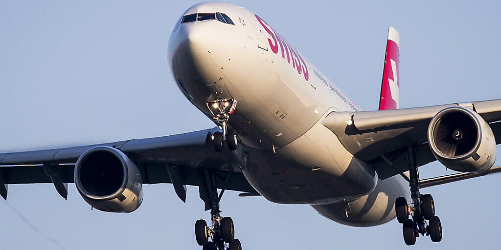 Ein Airbus A330-300 der Swiss im Landeanflug auf Piste 14 am Flughafen Zürich. (Archivbild) Ein Airbus A330-300 der Swiss im Landeanflug auf Piste 14 am Flughafen Zürich. (Archivbild)