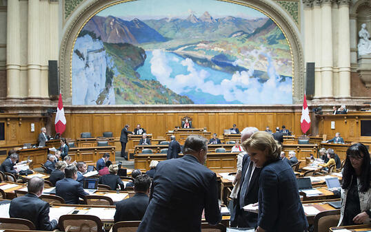 Der Nationalrat hat sich am ersten Tag der Sondersession mit der Legislaturplanung befasst. Nach seinem Willen soll der Bund noch mehr sparen als bereits geplant.