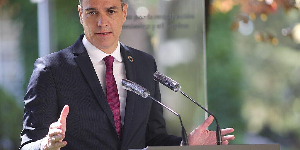 Pedro Sánchez, Ministerpräsident von Spanien,  hält bei der Unterzeichnung des Paktes für die Wiederbelebung der Wirtschaft eine Rede. Foto: Eduardo Parra/EUROPA PRESS/dpa