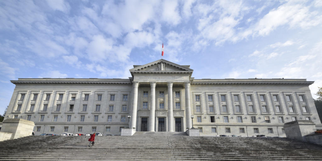 Gem&auml;ss einem neuen Entscheid des Bundesgerichts kann bei einer lebensl&auml;nglichen Freiheitsstrafe zus&auml;tzlich eine Verwahrung angeordnet werden.