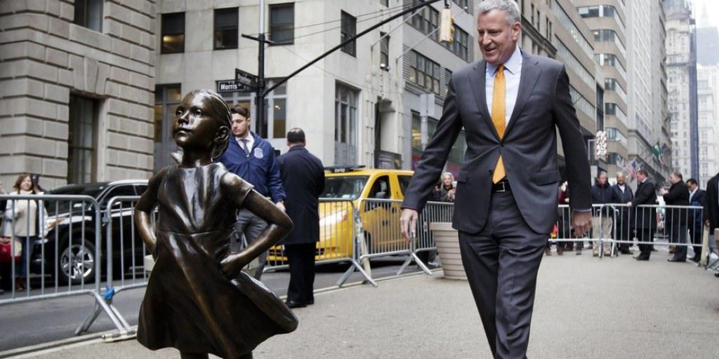 New Yorks Bürgermeister Bill de Blasio trifft sich mit dem "Fearless Girl". Die mutige Bronzestatue bleibt bis mindestens März 2018 in der Stadt. (Archiv)