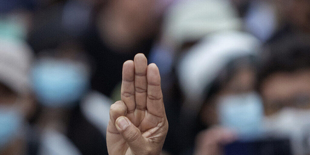 Das Drei-Finger-Zeichen aus der Science-Fiction-Filmreihe «Die Tribute von Panem» hat sich in den vergangenen Monaten zum Symbol der thailändischen Demokratiebewegung entwickelt. Foto: Sakchai Lalit/AP/dpa Das Drei-Finger-Zeichen aus der Science-Fiction-Filmreihe «Die Tribute von Panem» hat sich in den vergangenen Monaten zum Symbol der thailändischen Demokratiebewegung entwickelt. Foto: Sakchai Lalit/AP/dpa