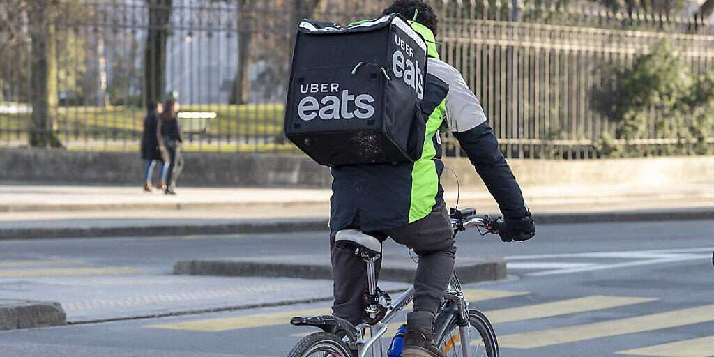 Die Essenslieferdienste Takeaway.com und Just Eat fusionieren - und dürften damit gegenüber neu eintretenden Playern auf dem Markt wie Uber Eats in einer noch besseren Position sein. Im Bild: Uber-Eats-Velokurier in Genf (Archivbild).