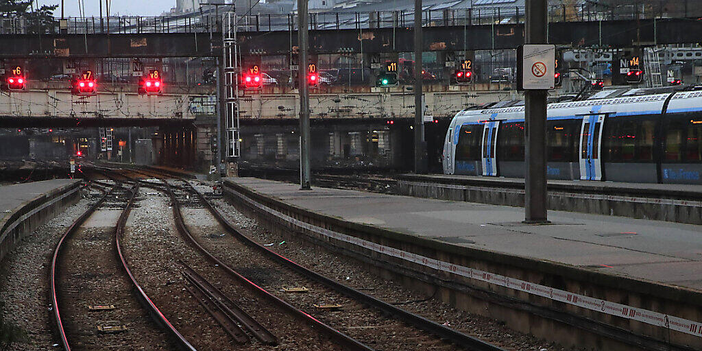 Die Signale stehen auf Rot: Der angekündigte Generalstreik hat den Bahnverkehr lahmgelegt. (AP Photo/Michel Euler)