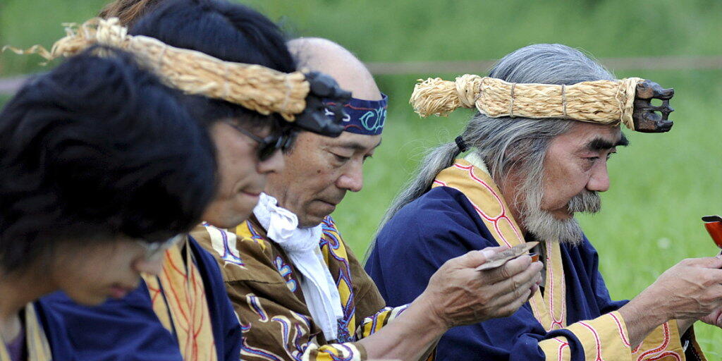 Das Volk der Ainu ist auf Hokkaido zuhause, der nördlichsten und zweitgrössten Insel Japans. Einer Studie aus dem Jahr 2017 zufolge leben noch 12'300 Ainu in Japan.