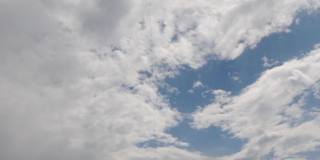 Ein Superpuma transportiert den beschädigten Helikopter nach der Kollision mit einem Heu-Seil im Schächental ab.
