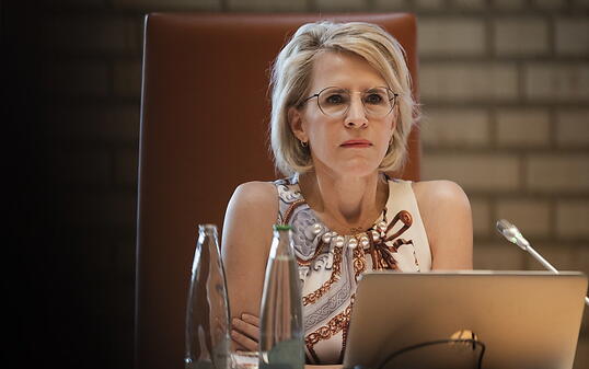 Die Liechtensteiner Aussenministerin Aurelia Frick hat das Vertrauen des Parlaments - und von Erbprinz Alois - verloren. Sie hat deshalb ihr Amt verloren.