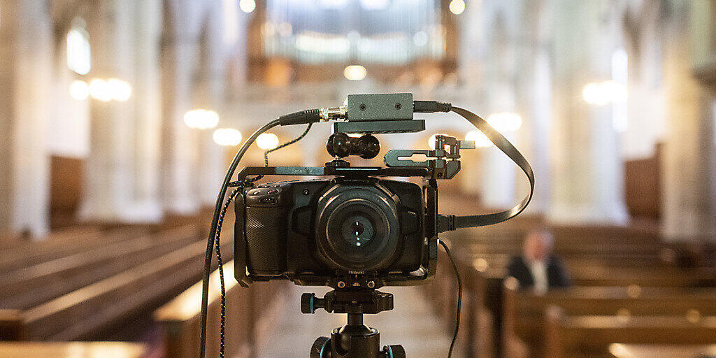 Eine Kamera für einen Live-Stream-Gottesdienst in der Kirche Fraumünster in Zürich. (Symbolbild)