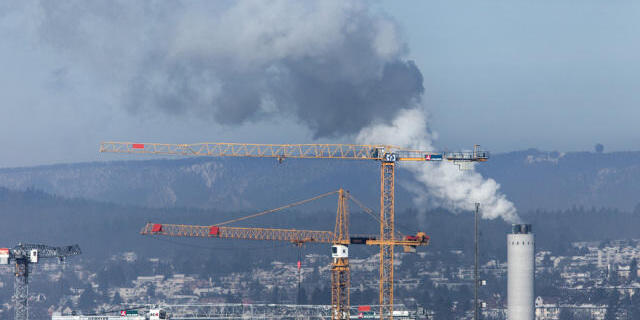 Rauch steigt aus Kamin über Zürich (Symbolbild) Rauch steigt aus Kamin über Zürich (Symbolbild)