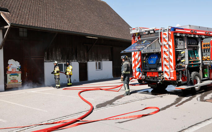 Schluss&uuml;bung beim Kurs f&uuml;r neue Feuerwehrleute beim "Restaurant L&ouml;wen&raquo; in Gamprin-Bendern.
